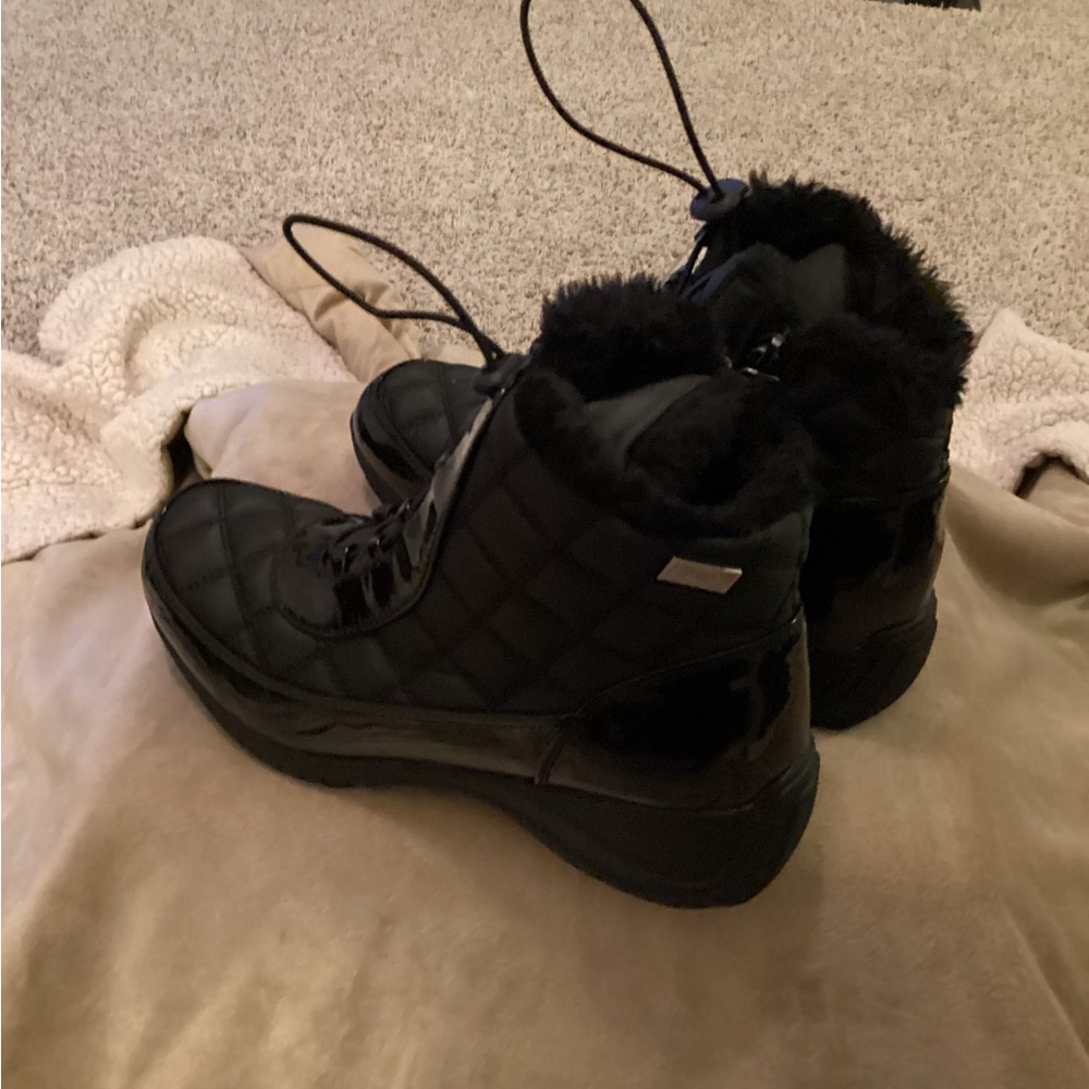 NWT Khombu Women's Black Quilted Winter Boots